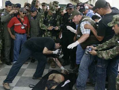 Soldados colombianos enseñan a la prensa el cadáver del guerrillero muerto en combate