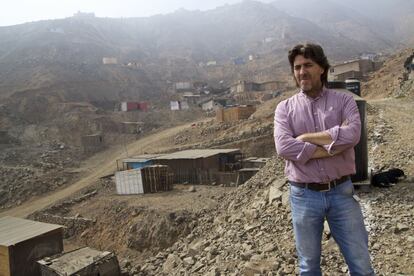 El arquitecto Rafael Moya en el cerro donde se levantará Villa Corintios, hoy un barrio de infraviviendas, que será autosuficiente y ecosustentable cuando se termine.