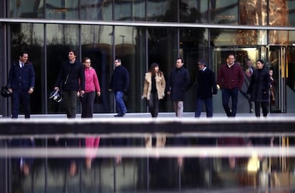 Trabajadores de Iberdrola salen de las oficinas al acabar su jornada intensiva.