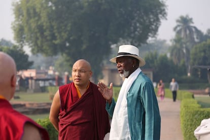 Morgan Freeman hablando con monjes budistas en Bodh Gaya, al noreste de India, en un momento de su nueva serie documental sobre religión.