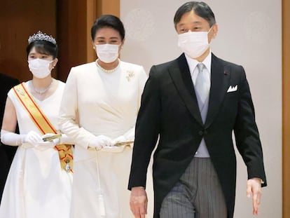 El emperador Naruhito y su mujer, Masako, junto a Aiko en el palacio imperial de Tokio. 