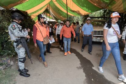 Arturo Lara de la Cruz durante un recorrido de campaña en Amanalco (Estado de México).