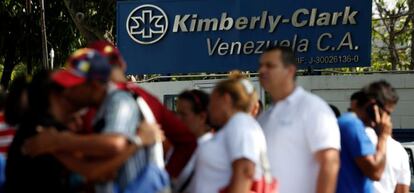 Trabajadores ante la sede de Kimberly-Clark en Maracay (Venezuela)