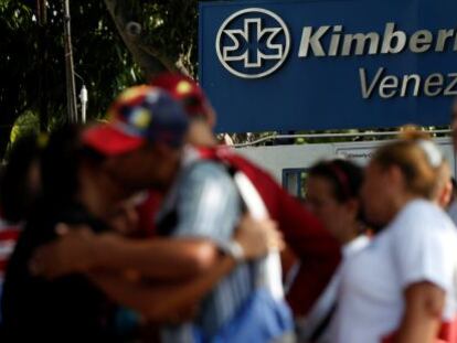 Trabajadores ante la sede de Kimberly-Clark en Maracay (Venezuela)