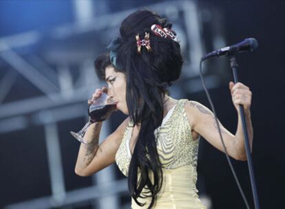 La británica Amy Winehouse, bebe una copa de vino durante su actuación en el Rock in Rio de Arganda.