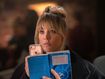 Kaley Cuoco, en una imagen promocional de la serie 'The flight attendant'.