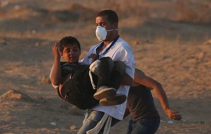 Un niño herido es evacuado durante la protesta en la Franja de Gaza del 12 de octubre de 2018.  