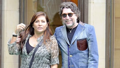 Joaquín Sabina y Jimena Coronado, por las calles de Madrid, en 2012.