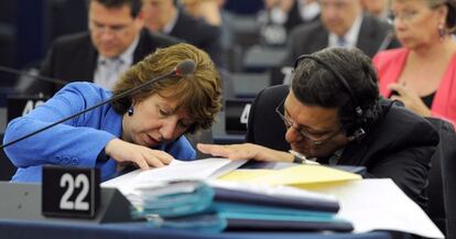 El presidente de la Comisión, José Manuel Durão Barroso, y la comisaria de Exteriores, Catherine Ashton, buscan unos documentos en un momento del debate.