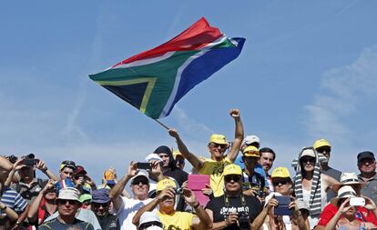 Un aficionado ondea la bandera sudafricana.