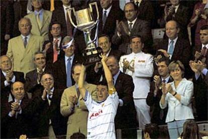 <font size="2"><b>El Zaragoza hace valer su historia</font></b><p>Aguado levanta la copa tras recibirla de manos del Rey. (ALEJANDRO RUESGA)<p><b><a href="http://www.elpais.es/fotografia/especiales/copa/1.html">. Especial fotográfico</a></b>