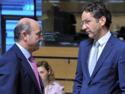 El ministro de Econom&iacute;a, Luis de Guindos, conversa con el presidente del Eurogrupo, Jeroen Dijsselbloem.