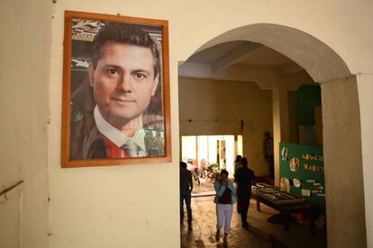 Una imagen del presidente Enrique Peña Nieto cuelga de uno de los pasillos en el palacio municipal de Tepatlaxco, Veracruz.