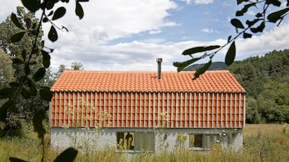 Todas las fachadas de la cabaña cuentan con ventanas que facilitan las visuales lejanas y la ventilación cruzada.