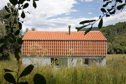 Todas las fachadas de la cabaña cuentan con ventanas que facilitan las visuales lejanas y la ventilación cruzada.