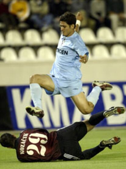 El portero del Slavia de Praga, Kozacik detiene el balón ante la presencia del jugador del Celta de Vigo, Luis Schmidt.