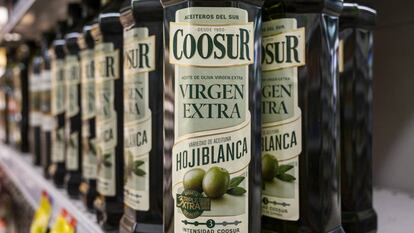 Botellas de aceite de oliva de Coosur, en un supermercado.