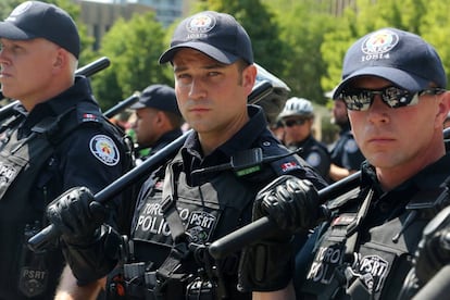 Varios agentes de policía en Toronto (Canadá).