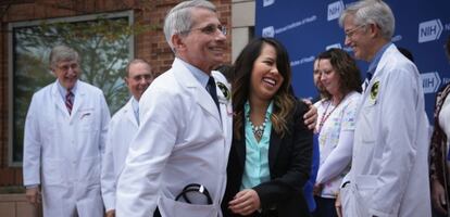 Nina Pham, de 26 años, abraza a uno de los médicos que la atendió.