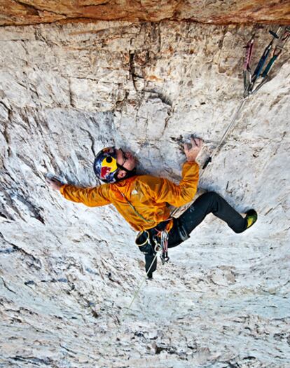 Iker Pou, escalando la pared de "Pan Aroma"