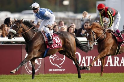 Olivier Peslier, de azul, llega a la meta del Arco del Triunfo a lomos de Somelia por delante de Christophe Soumillon y Orfevre.