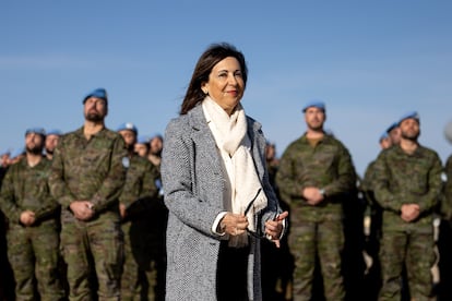 La ministra de Defensa, Margarita Robles, este domingo en la Base Aérea de Torrejón, despidiendo a los militares de la segunda rotación de la Brigada Líbano que parten hacia ese país.