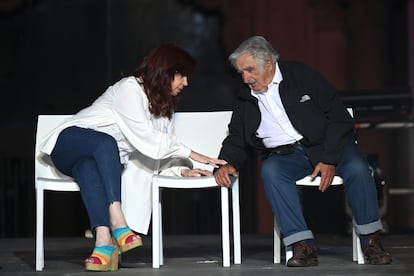 Cristina Fernández de Kirchner y Pepe Mujica en Buenos Aires, Argentina, el 10 de diciembre de 2021.