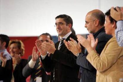 Patxi López, en el centro, tras ser reelegido secretario general de los socialistas vascos.