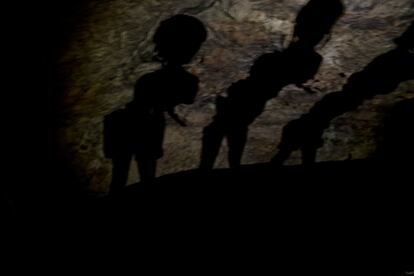Sombras en la cueva de Montesinos a modo de caverna platónica.