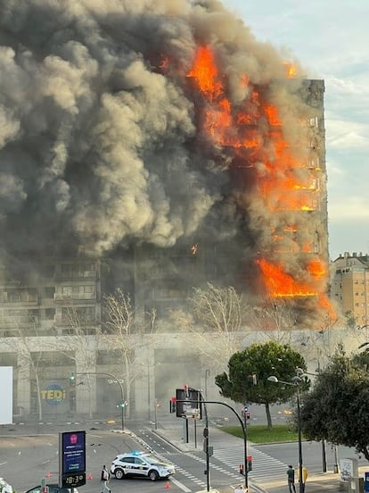 Vista del incendio en un edificio del barrio de Campanar, en Valencia.