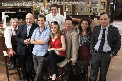 Los principales actores de la serie <i>Cheers. </i>