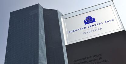 Vista del logotipo del Banco Central Europeo (BCE) en su sede de Fr&aacute;ncfort, Alemania. 