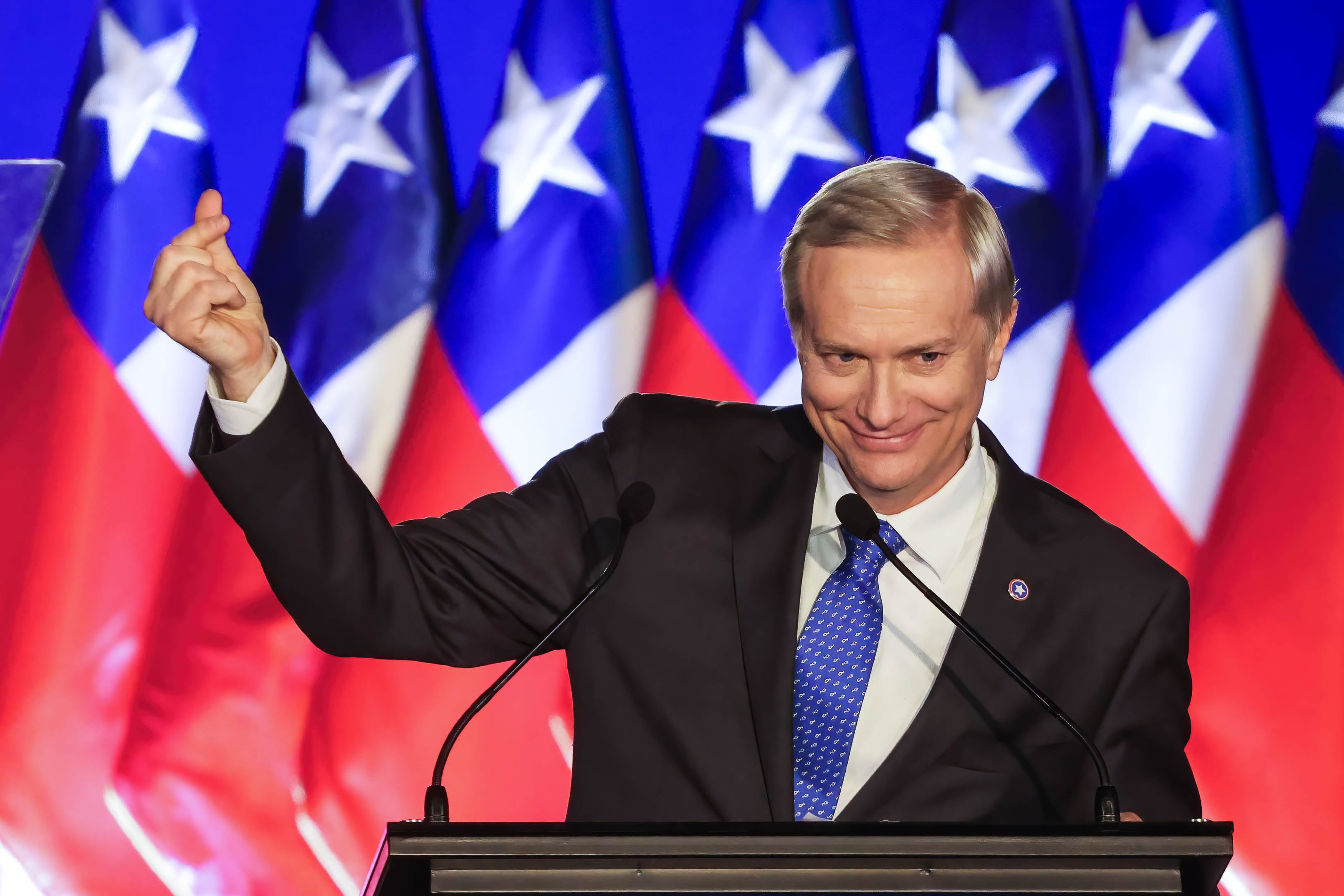 Kast intenta esquivar los dardos de Matthei sobre su incapacidad de gobernar