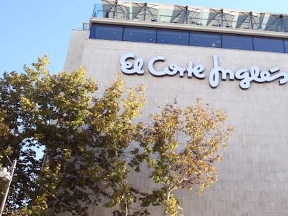 Edificio de El Corte Ingl&eacute;s de la calle Serrano de Madrid, un centro de moda de lujo para el hombre.