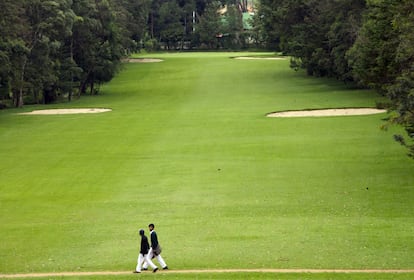 En Nuwara Eliya, una especie de ciudad británica en el sur de Sri Lanka, el trasnochado club campestre cuenta con un campo de golf de 18 hoyos para practicar el 'swing' entre plantaciones de té.