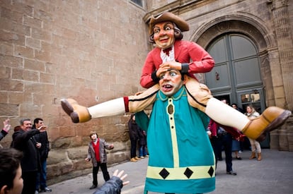 En vez de disfraces, el <a href="https://carnavalsolsona.com/" target="_blank">carnaval de Solsona (Lleida)</a>, recuperado a principios de la década de 1960, se viste de batas de colores, una de sus singularidades junto con <i>los gigantes locos</i> o la colgada del burro (de cartón-piedra) del campanario de la Torre de las Horas. La fiesta comienza a calentar motores a mediados de febrero pero será el día 20, el Jueves Lardero (jueves previo al domingo de Carnaval), cuando la localidad dé la bienvenida a Don Carnal con Música Sorda (en la que los instrumentos desafinan) y Baile Mudo en la plaza Mayor. El Domingo de Carnaval (23 de febrero) tendrá lugar la sátira del sermón.