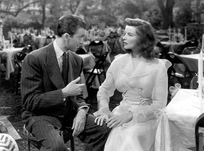 Cary Grant. Katharine Hepburn. James Stewart. Y George Cukor tras la cámara. Resultado: un enredo inolvidable. Cuando Tracy Lord (Hepburn) está a punto de casarse por segunda vez, su primer marido, C.K. Dexter Haven (Grant), reaparece en su casa. Y, de paso, invita al enlace a una pareja de periodistas: Macauley Connor (James Stewart) y Elizabeth Imbrie (Ruth Hussey). Empieza una revolución, cómo no, tan divertida como brillante.