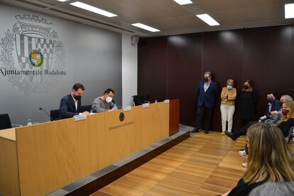 Rubén Guijarro, alcalde de Badalona, y Toni Flores, concejal de Guanyem, firman este lunes el pacto para aprobar los presupuestos municipales. / Ayuntamiento de Badalona