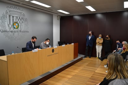 Rubén Guijarro, alcalde de Badalona, y Toni Flores, concejal de Guanyem, firman este lunes el pacto para aprobar los presupuestos municipales. / Ayuntamiento de Badalona