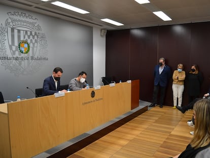Rubén Guijarro, alcalde de Badalona, y Toni Flores, concejal de Guanyem, firman este lunes el pacto para aprobar los presupuestos municipales. / Ayuntamiento de Badalona