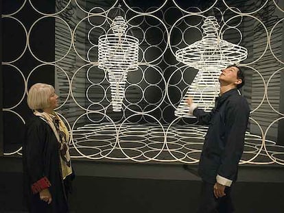 Jaïna y Raman Schlemmer, hija y nieto, respectivamente, de Oskar Schlemmer, ante un dispositivo escénico del artista expuesto en la muestra del Macba.