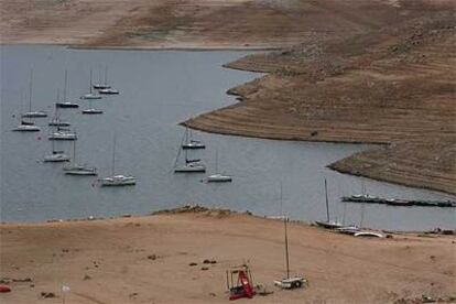 El puerto deportivo de Cervera de Buitrago, en el embalse de El Atazar, ayer.