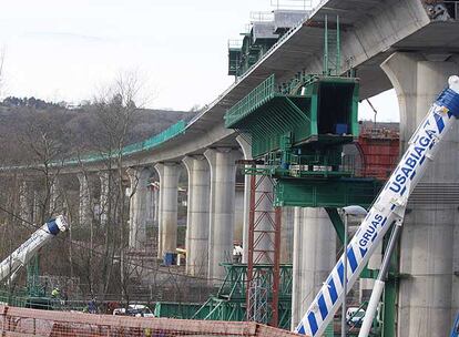 Obras de construcción de un viaducto en el segundo cinturón de San Sebastián.