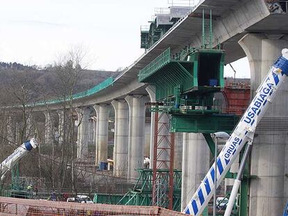 Obras de construcción de un viaducto en el segundo cinturón de San Sebastián.