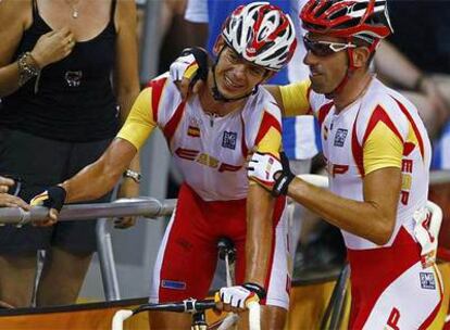 Joan Llaneras y Tony Tauler se felicitan al término de la prueba.