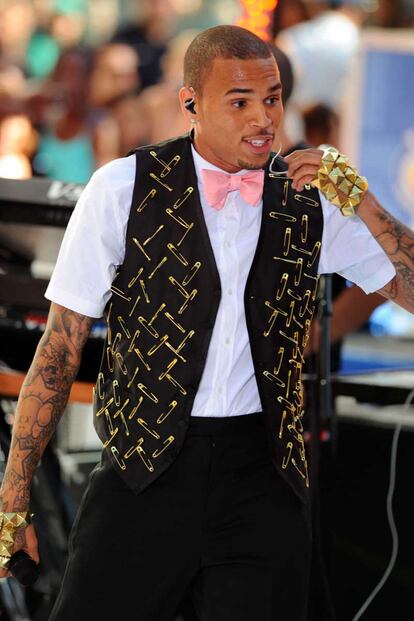 La revista GQ opina que Chris Brown es el hombre peor vestido del mundo, y esta imagen lo corrobora.