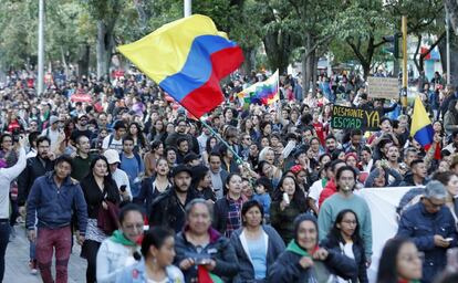 Ciudadanos se manifiestan en Bogotá.