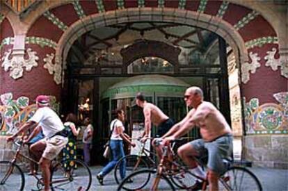 Fachada del Palau de la Música Catalana, en pleno agosto.