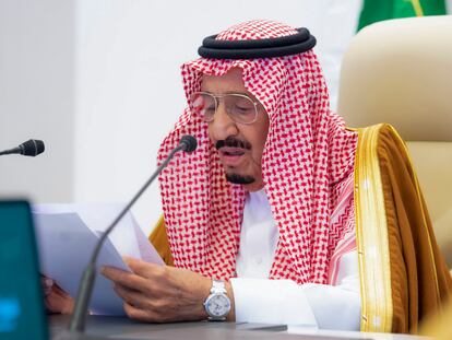 El rey Salmán de Arabia Saudí durante la lectura de su discurso ante la cumbre del G20.