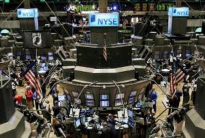 Pocos minutos después de iniciadas las contrataciones en el parque neoyorquino, el índice Dow Jones de Industriales descendía el 0,23 % (-33,4 puntos) hasta ubicarse en las 14.505,74 unidades. EFE/Archivo